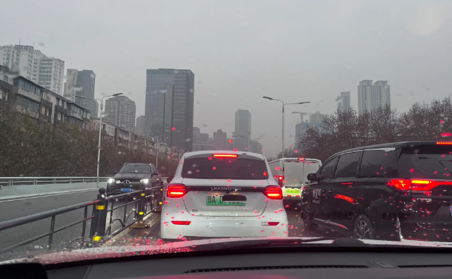 现在的新能源车的刹车灯到底是什么标定逻辑？是不是只要不踩刹车，刹车灯就不会点亮？