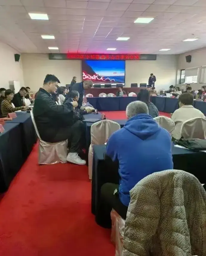姚明开会，椅子太小了！
主办方还是不重视啊……