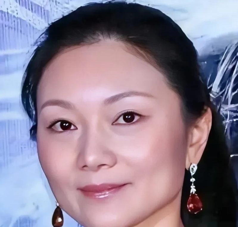 陈婷的生活看似无忧无虑，然而她的脸上却常常带着忧愁的表情，似乎并不如意。

有人