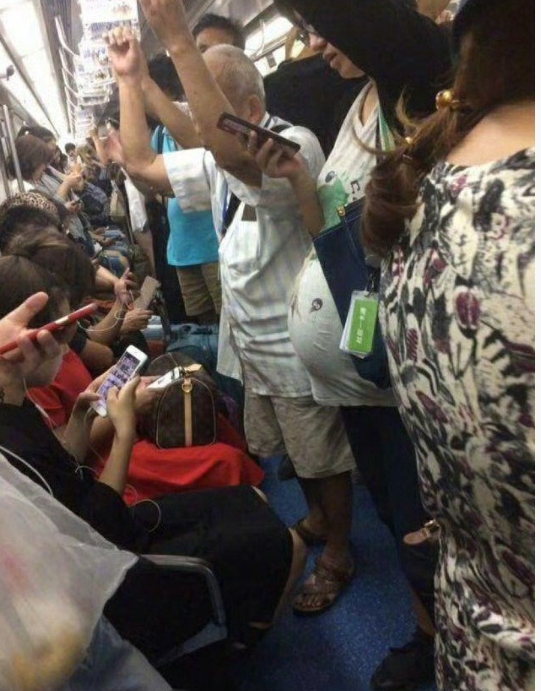 网上看到的照片，如果你上了一天班，你会让座吗？ ​ ​​​
