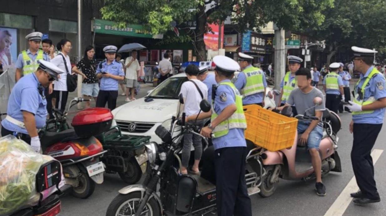 电动车违章怎么罚？大致分为四档！
两轮电动车虽说已经转正，但其规范度却不像摩托或