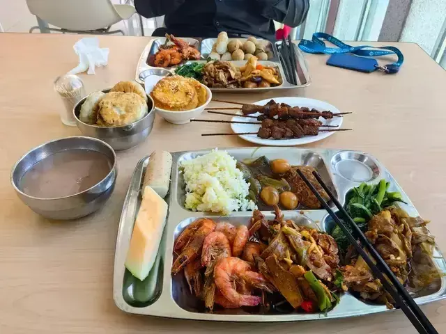 第一张是央企的自助餐，第二张是我的午餐