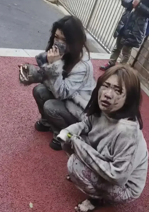 这俩姑娘是从江西新余火灾中成功逃脱的幸运儿
火灾的路径已经基本搞清楚了
是从地下