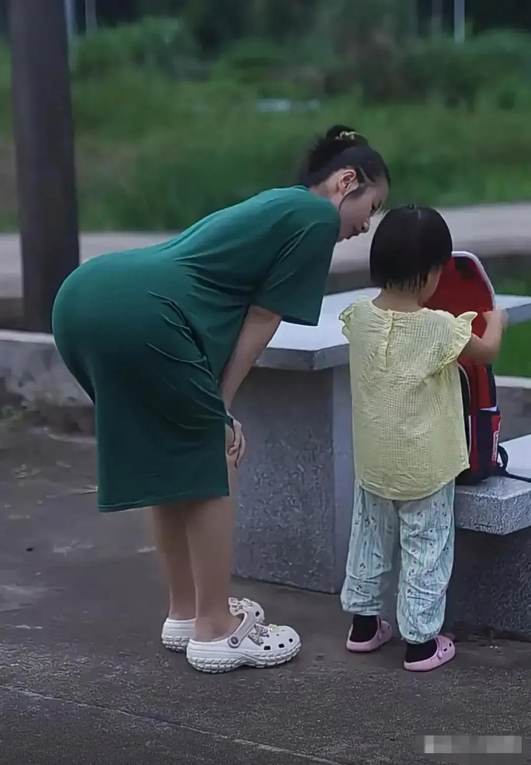 爱心满满的妈妈，附身聆听孩子诉求