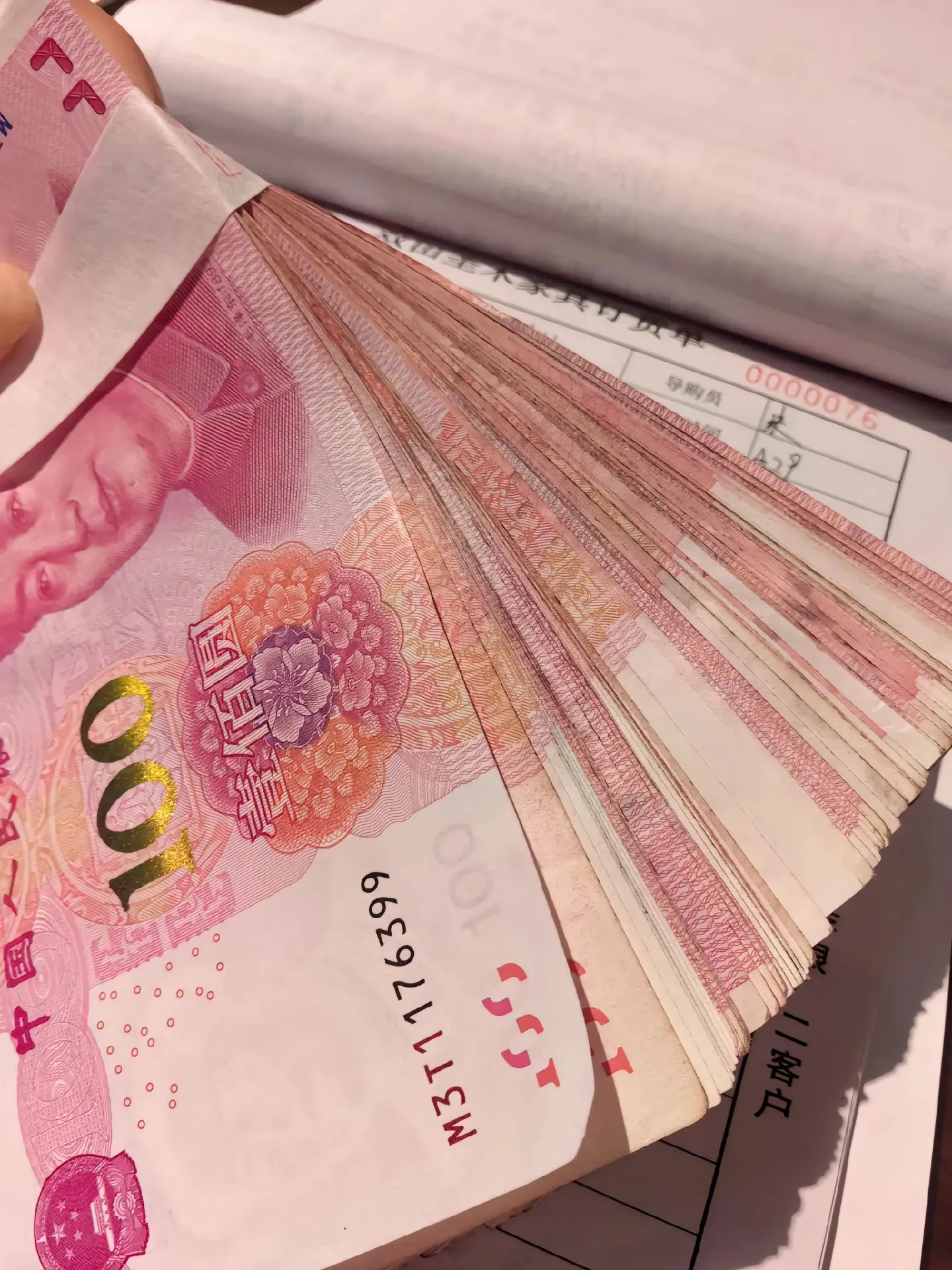 我今天听到侄女月工资一万八时，心里很不是滋味。她连初中都没毕业，而我闺女却是大学