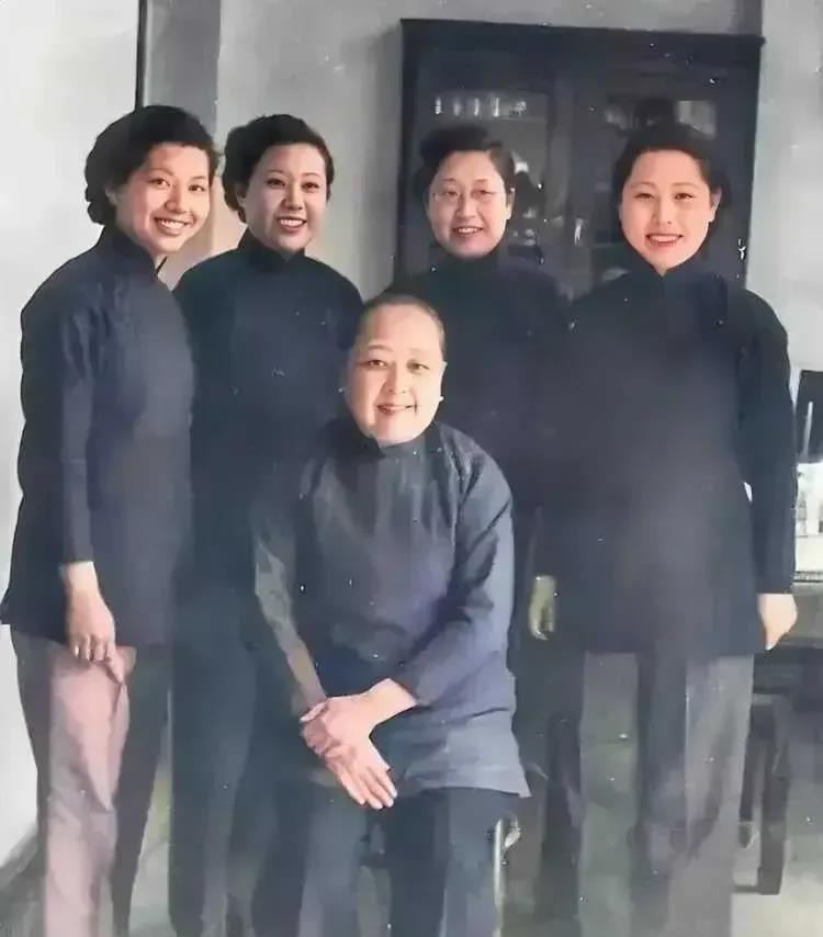 旧照片，民国时期，地主家的五位老婆。照片中的几个女人虽然穿着素色衣衫，看似不算大