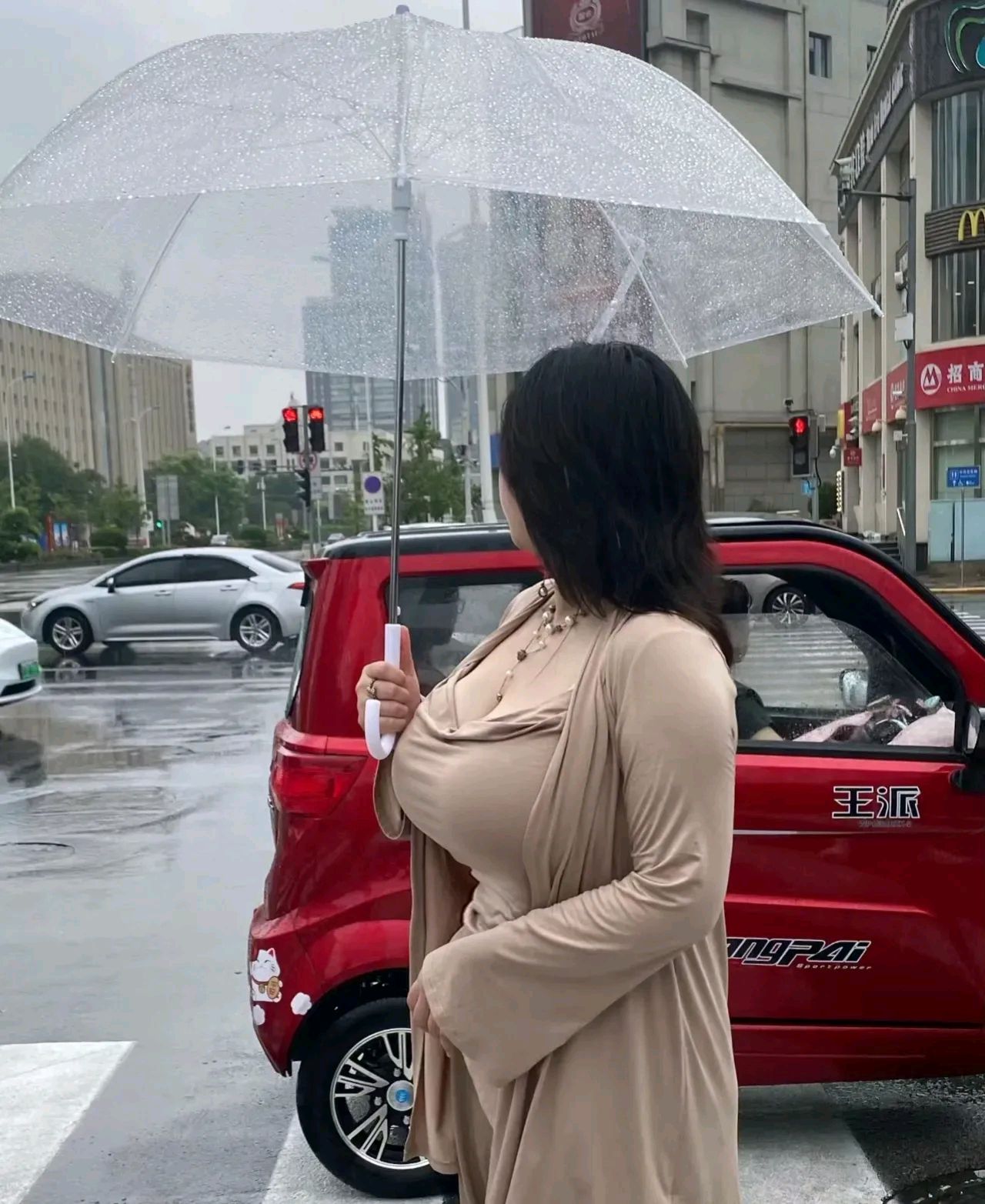 一场秋雨一场寒，即使是一场小雨，也能让人感到透心的凉意……看来穿衣不能再那么随便