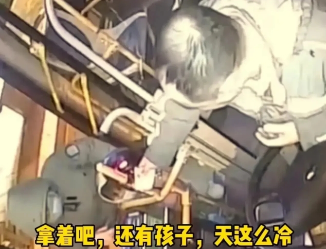 
山东青岛，女子抱娃拦下公交车，说自己手机没电又没钱，希望司机能帮帮她！司机毫不