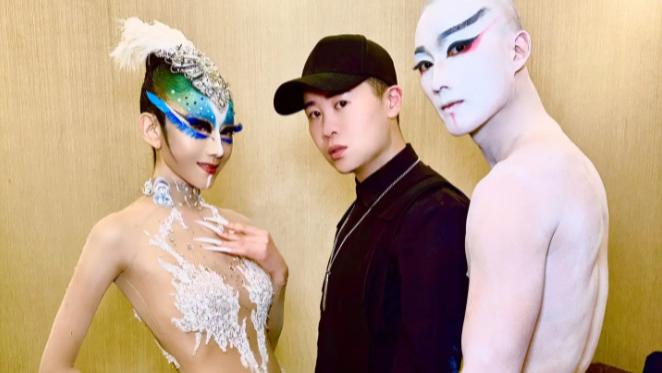 杨丽萍与小鲜肉穿情侣装过520，相差33岁，5年前就一起过节