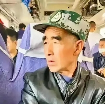 偶然间遇到一位在高铁上引人注目的大人物。今天，我突然注意到一位坐在高铁上的老人，