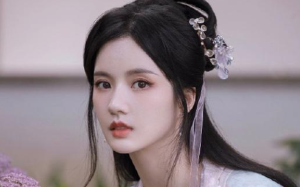 我本以为自己救了个弱不禁风的穷书生，却没想到他竟是人见人怕的大魔头