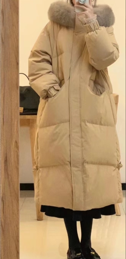 办公室有个新来的女同事，羽绒服每天都换。夏天的衣服天天换，我都能理解，但是冬装天