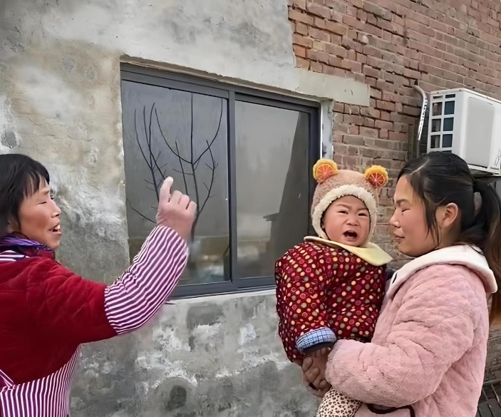 女子离婚后带娃无家可归，回娘家暂住遭母亲拒绝：别指望我收留你
