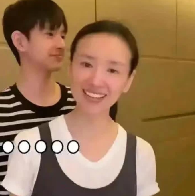 董洁又带儿子直播，这样不好吧。
儿子长得和爸爸一模一样，应该让男孩多和爸爸在一起