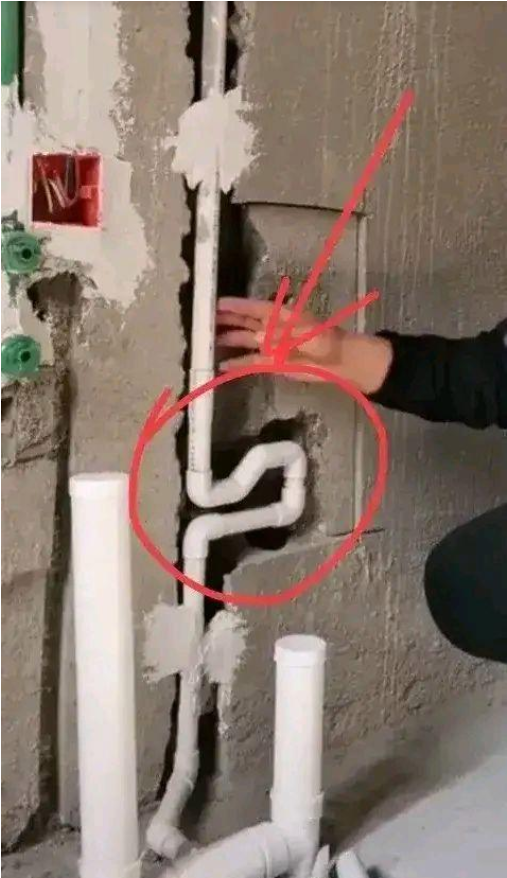 在朋友家的新房浴室里看到了一根奇怪的管道，让我非常好奇。

这根管子从上面下来后