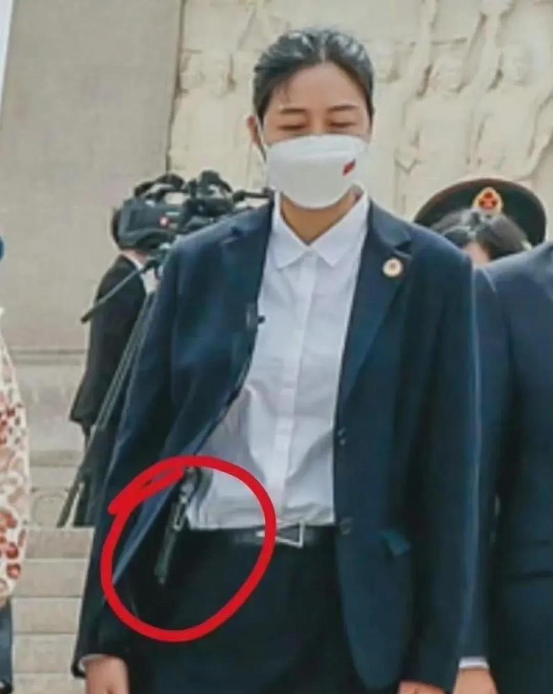 在一次外事活动中，一个女保镖引起了大家了注意，这一幕被摄像师抓拍到，发到网上后了