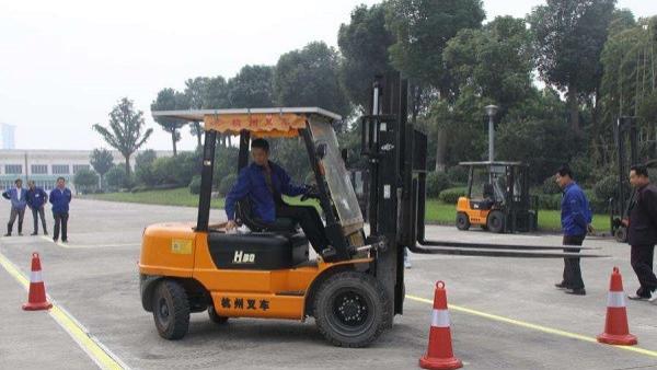 2024年成都哪考叉车司机证需要具备什么样的条件？