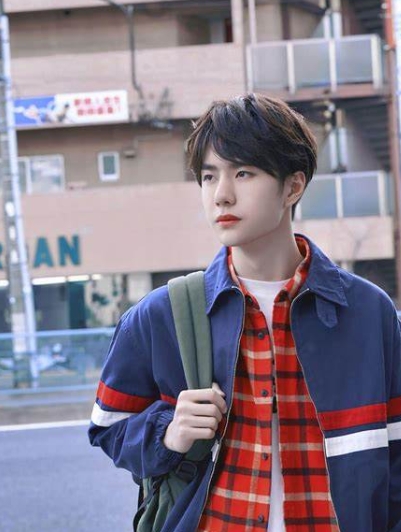 #王一博# 王一博#杨幂杨紫王一博坐一桌#
这世间恶意昭昭
但仍有人报之以歌！
