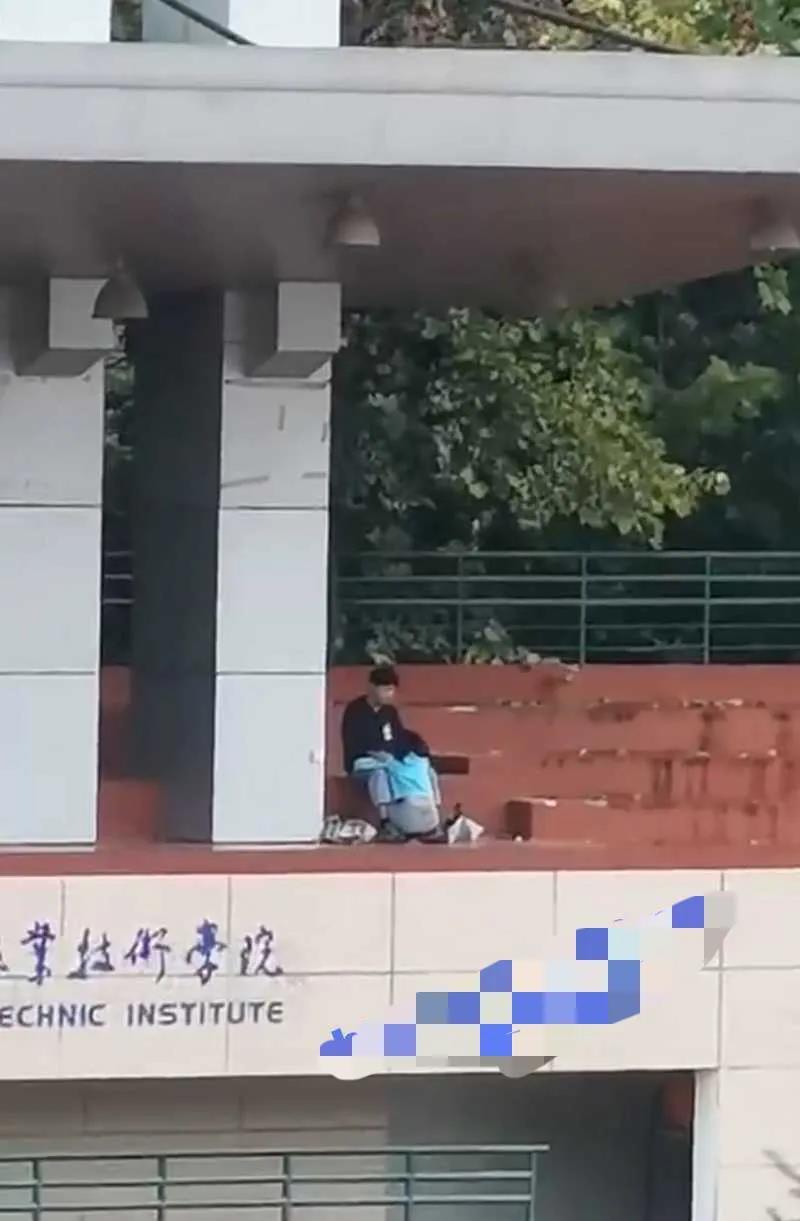 今日大瓜，玩出新高度，陕西上大分！陕西某学院 小情侣看台搞事！
大白天看台上做这