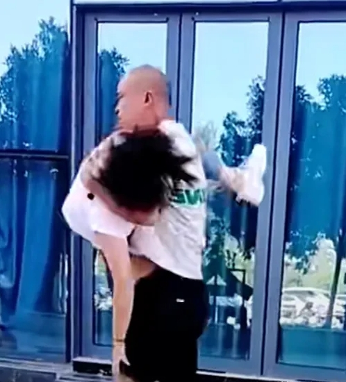 
有一对夫妻吵架后，老婆一气之下帮老公收拾好一些衣物，大声地说：“拿上你的东西，