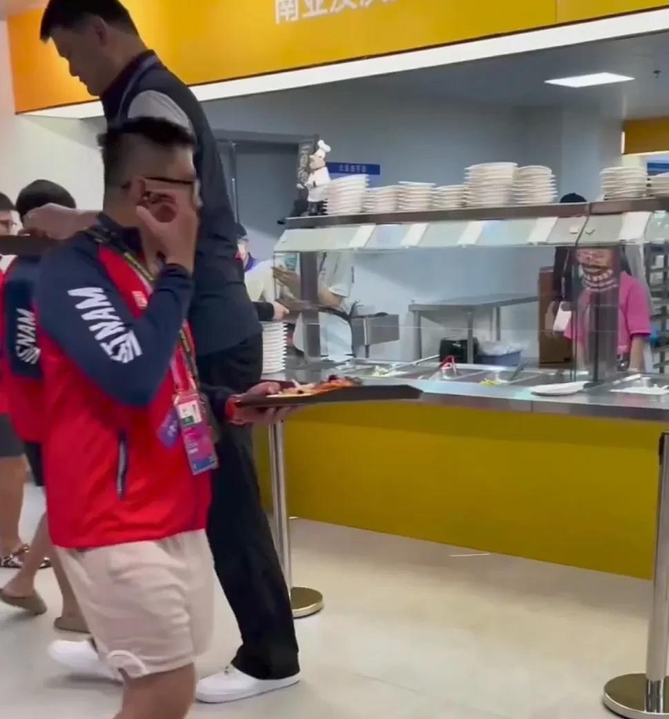 在亚运会餐厅看到姚明去窗口打饭，以为他不会到公共餐厅吃饭，一个是他吃的多，打的饭