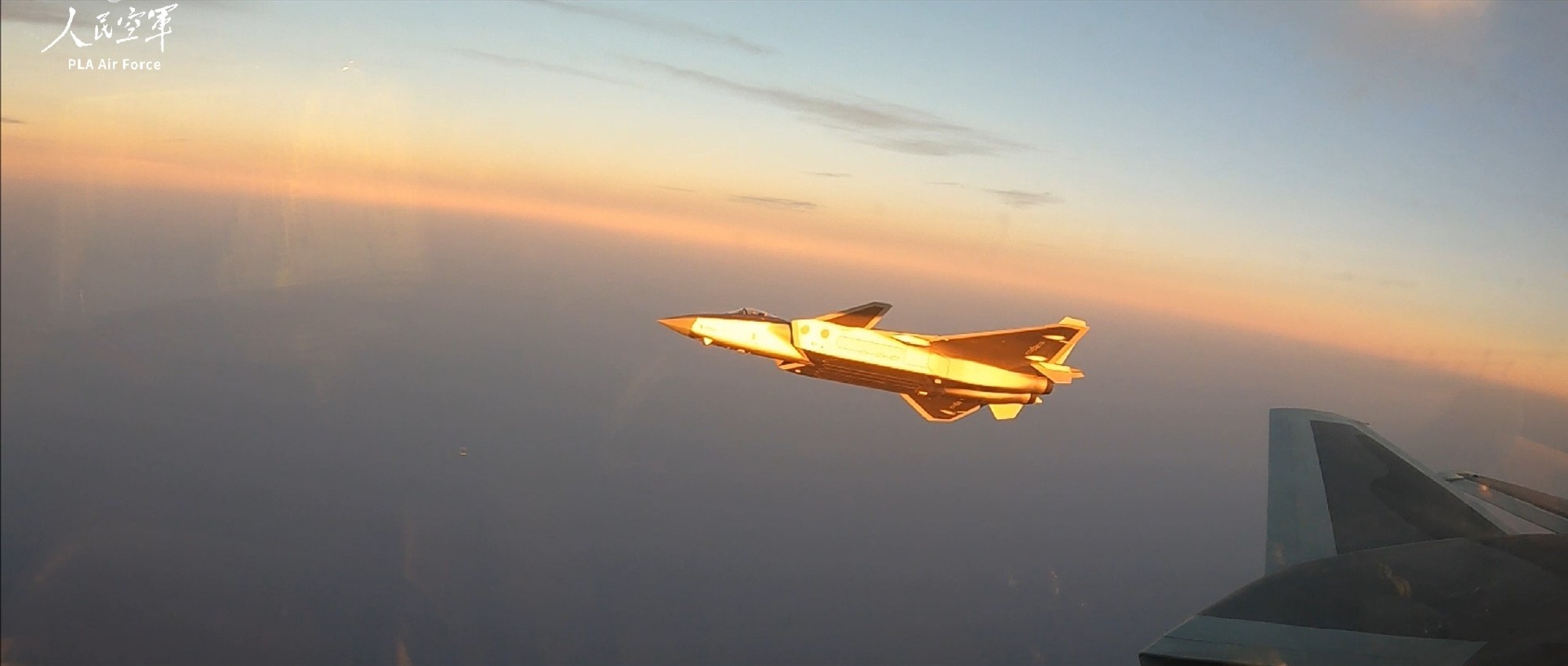 军宣再出神作！空军歼-20隐身战斗机沐浴在清晨的第一缕阳光之下，犹如身披黄金战甲