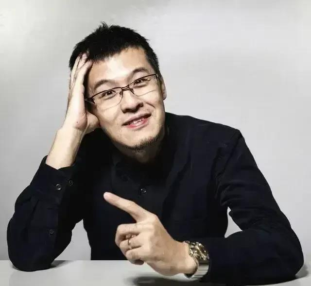 著名篮球评论员杨毅说道：张镇麟，他母亲王芳啊，现在辽宁省体育局这种位置，而且现在