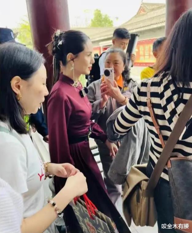 李若彤前脚在杭州扫货，转天现身西安观赏碑林，穿古典裙美到发光