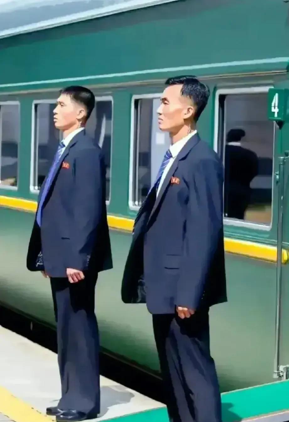 朝鲜平壤，一号列车的门口，站着两个西装革履的年轻人，他们印堂发亮，腮帮子鼓鼓的，
