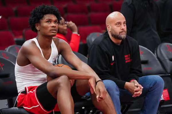 今天火箭队的随队记者费根更新了球队的伤兵名单，阿门-汤普森的名字已经正式从伤兵名