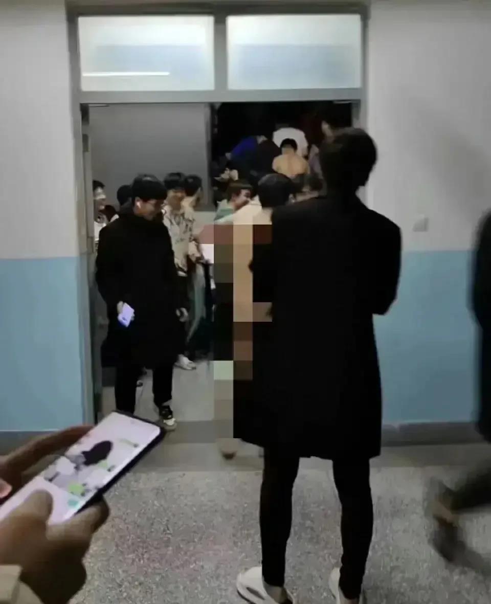 甘肃地震中，一个爱裸睡的年轻人因紧急逃生未及穿衣就匆匆冲出。遗憾的是，他在楼梯间