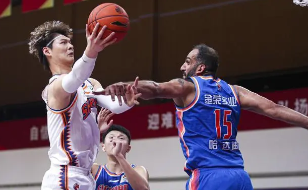 随着辽宁加时险胜上海，CBA最新排名如下
1、新疆：15胜3负
2、辽宁:15胜