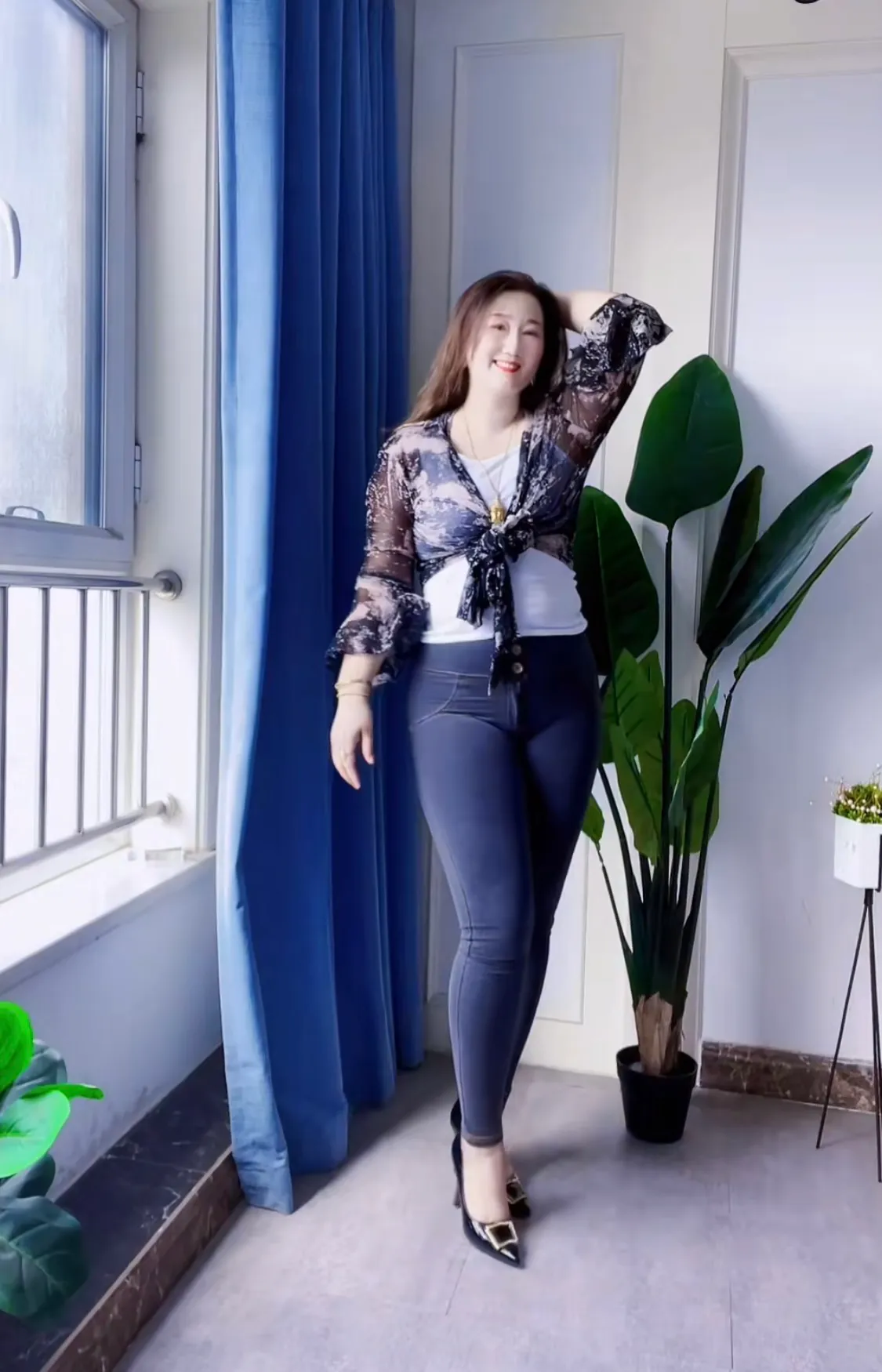 昨晚办事的时候，我跟老公调侃道：

“老公，你看我今天有什么不同？”

“嗯？没