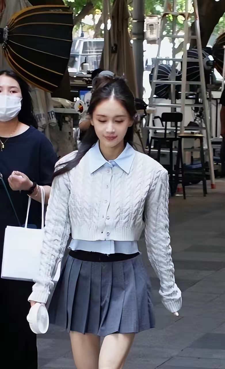 36岁王子文新剧曝路透，穿百褶裙灵动温柔似高中生，笑容甜美动人，皮肤紧致，状态似