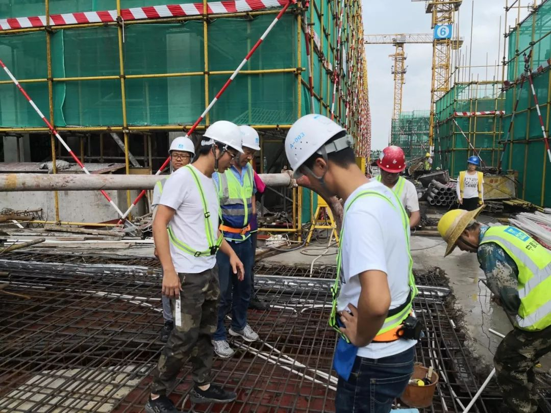 我今年43岁，在一家城投公司担任工程师。每月的收入刚过一万，双边公积金大约五千。