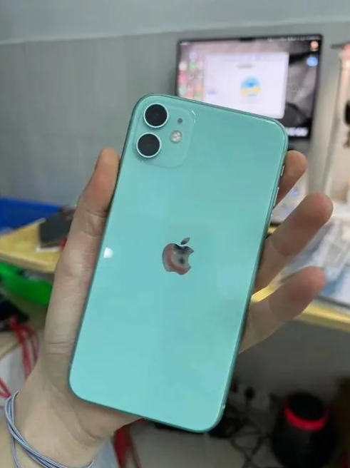 说实话，我一直感觉苹果挺便宜的。
用了四年的iPhone 11，这回正式的下岗了