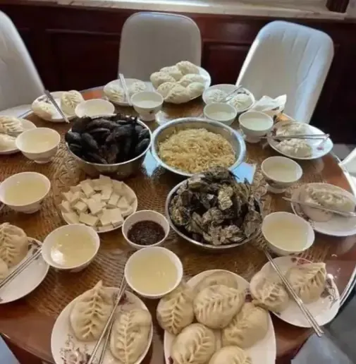 我做的晚餐已经准备好了，叫南方的儿媳妇出来吃饭下，她一看就说已经吃饱了，于是返回
