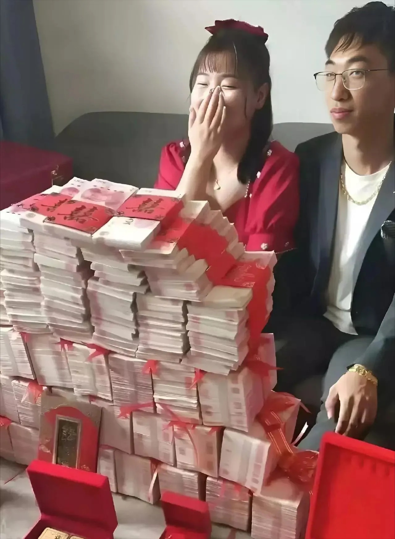 谁嫁给了幸福？
从这两个照片看
两个新娘子都笑容满面，春光灿烂
可以确定的是，这
