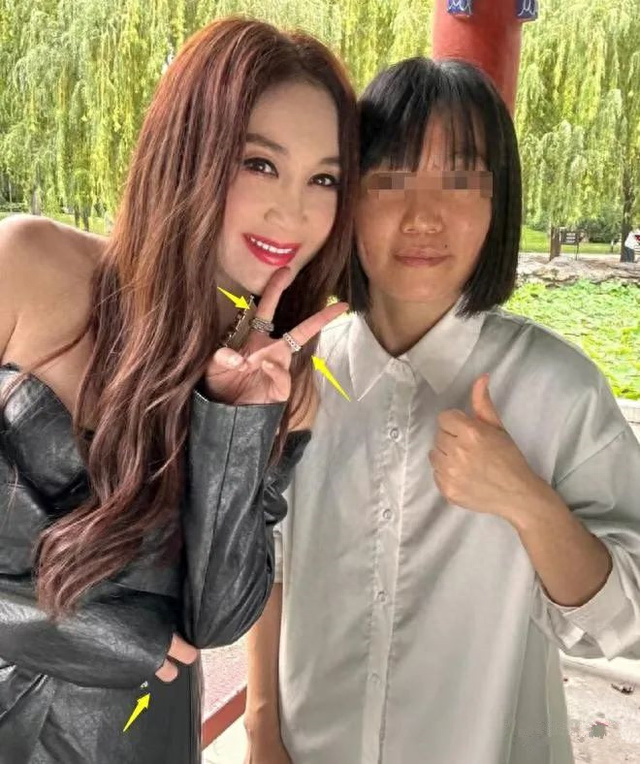 温碧霞去小县城捞金，穿抹胸裙难掩晚年感，美颜后素颜还这么沧桑