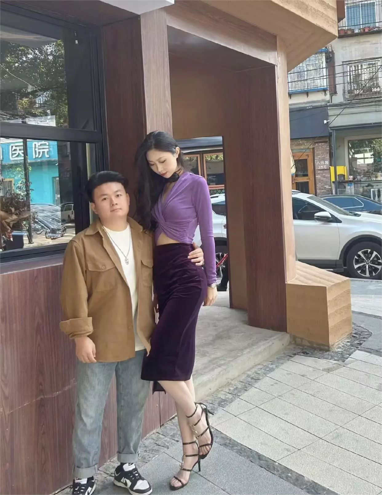 网友问：她到底图他什么？