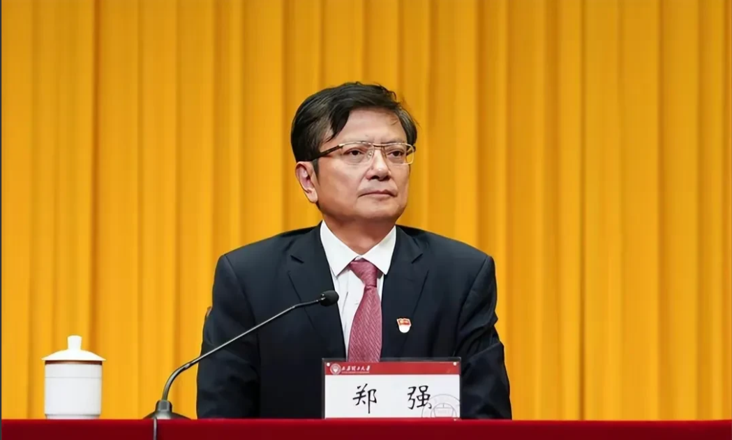 郑强回归，但是非常憔悴！郑强的露面也说明他暂时度过难关。郑强事件告诉我们：人不能