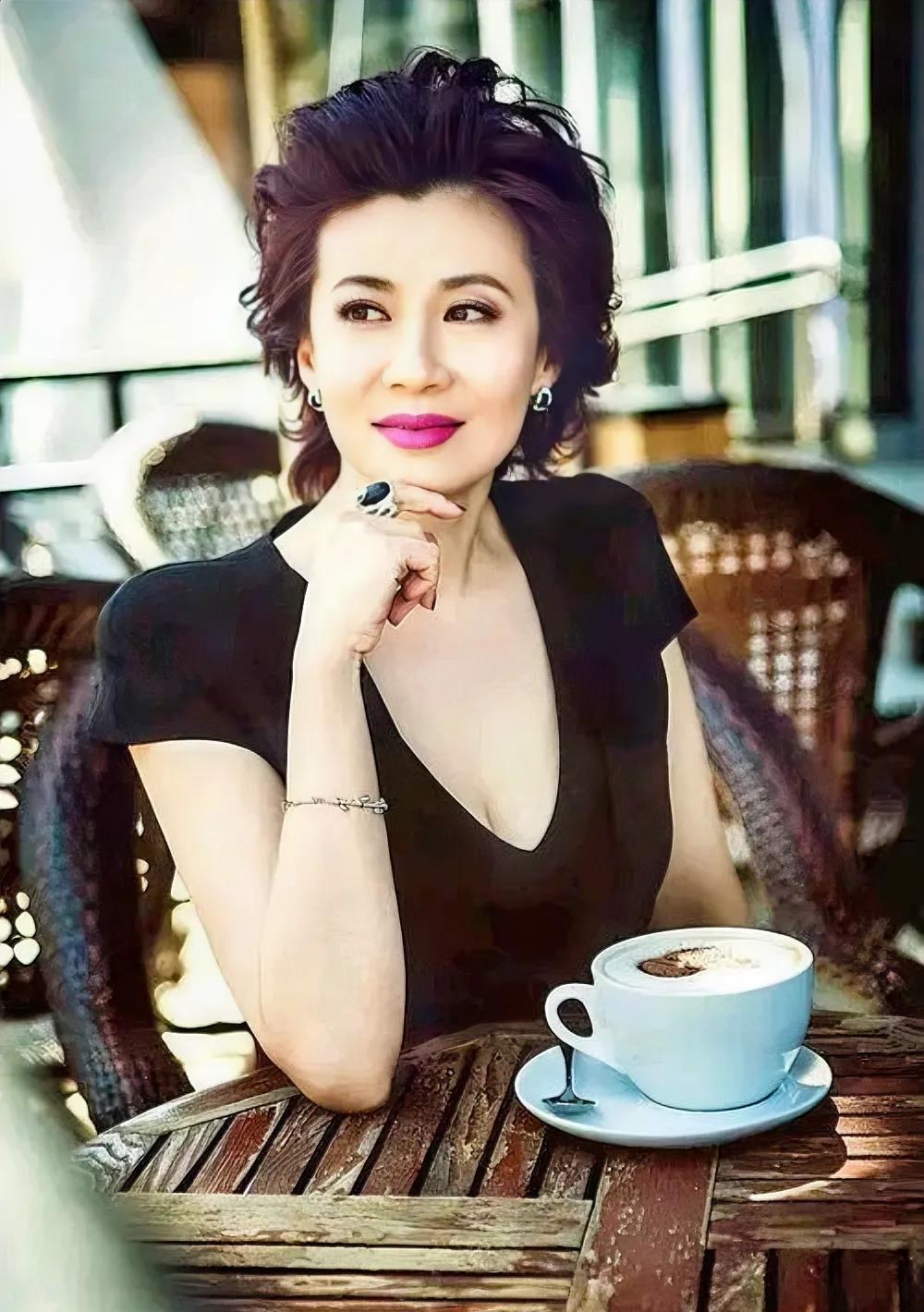 这位丰腴女子，认识吗？
她，毕业于中央戏剧学院表演专业，与巩俐、史可、伍宇娟、金