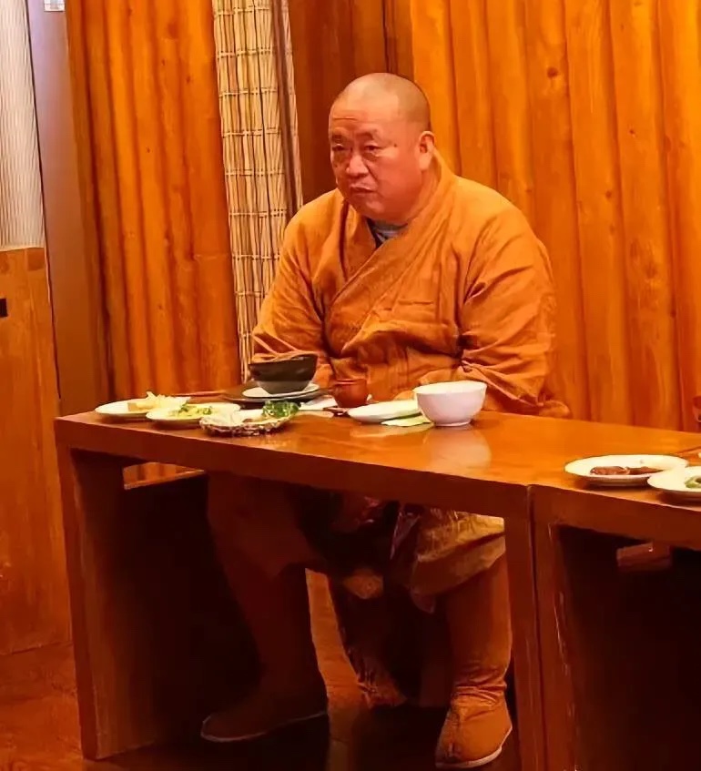 一个胆大的小和尚拍下了少林寺方丈释永信一次就餐时的情景，释永信在享用斋饭时看起来