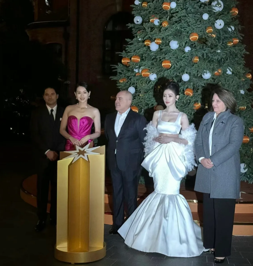 上海宝格丽酒店圣诞点灯仪式，见到张天爱和胡杏儿，被胡杏儿惊艳到了！
胡杏儿身材高