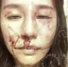 “山东德州，妻子胆大包天，丈夫在二楼睡觉，她在一楼与情人私会，遭到丈夫发现随手抄