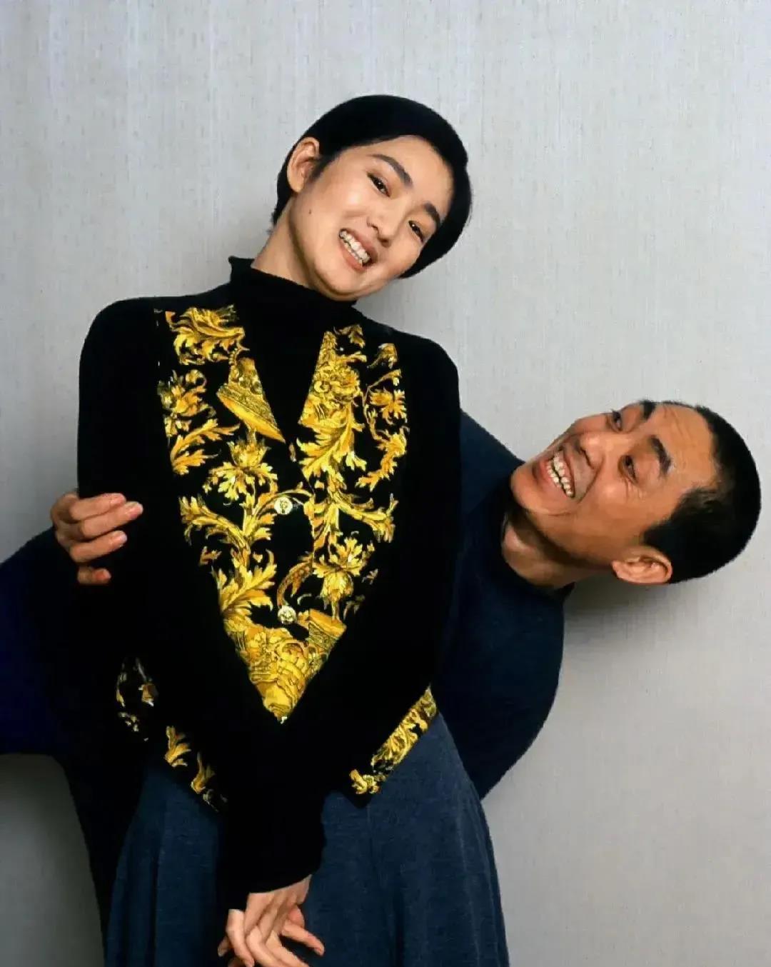 这张照片拍摄于1993年，巩俐与张艺谋合作剧情片《活着》期间的合影。照片中的他们