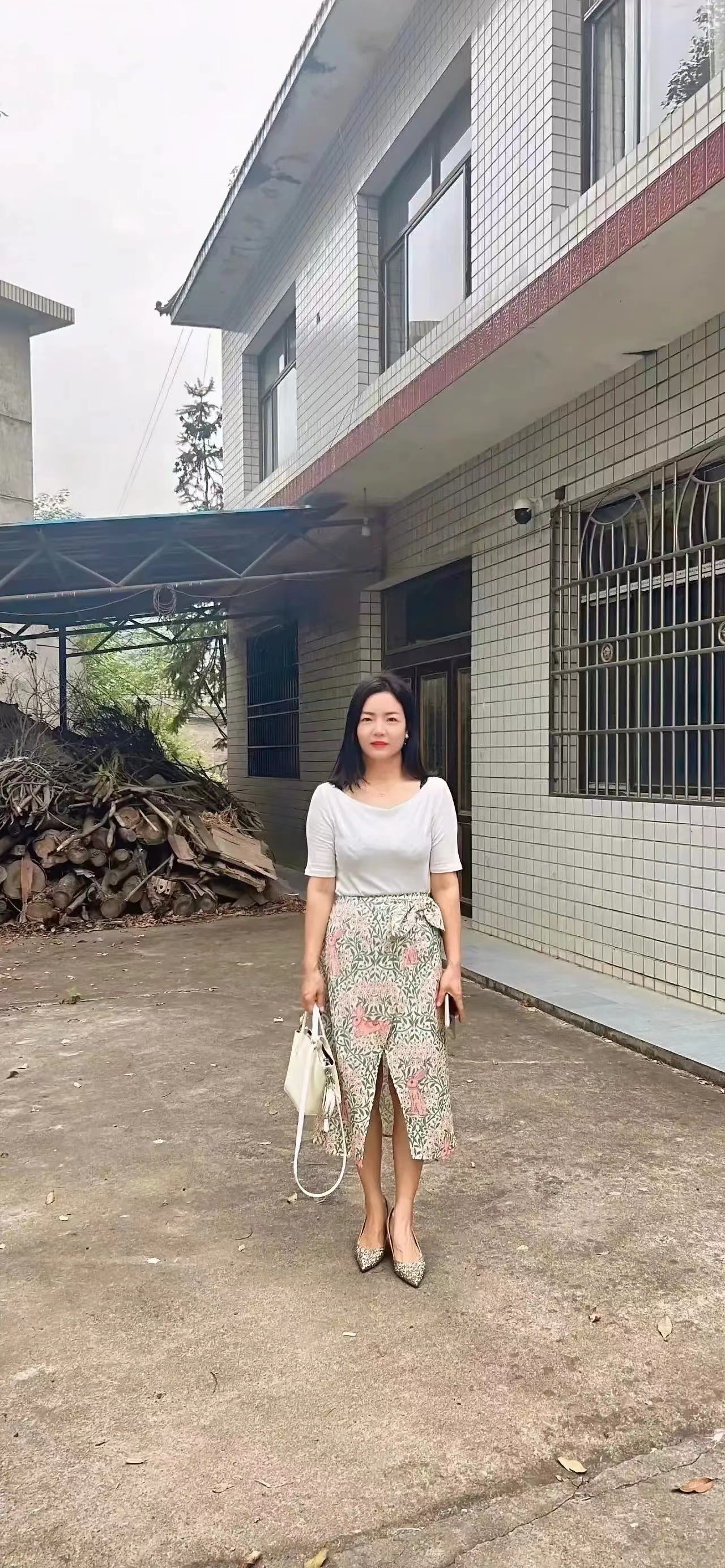 建议那些每月能赚3000元的打工者，不要回农村躺平。虽然农村生活宜居，但挣钱渠道