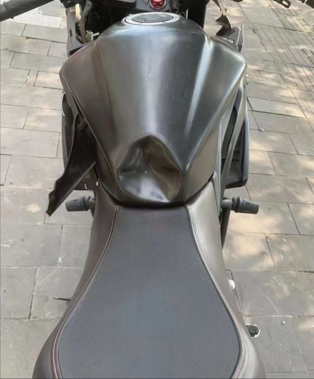 省吃俭用大半年买的摩托，骑3天就这样了，客服还不换，说是人为的