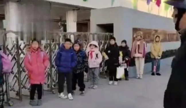 江苏常州一小学门口，零下5度，让孩子们在门口等着不让进教室。
本来学校为了安全，
