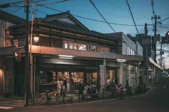 ​走错了路记得回头，爱错了人要学会放手 

泰戈尔说：“如果你因为错过太阳而流眼